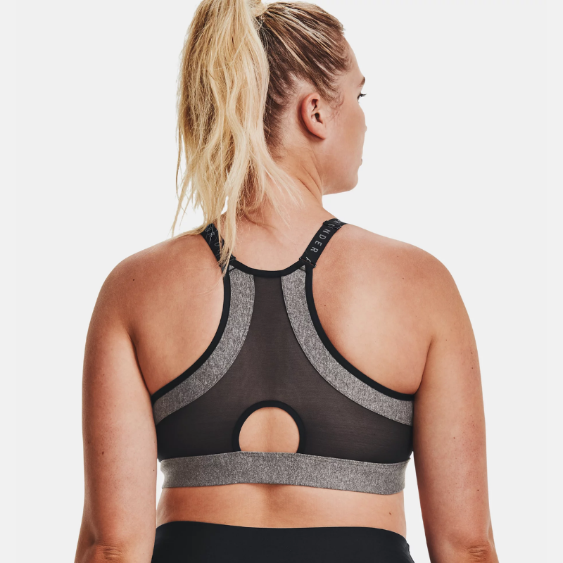 photo d'une femme portant under armour bra
