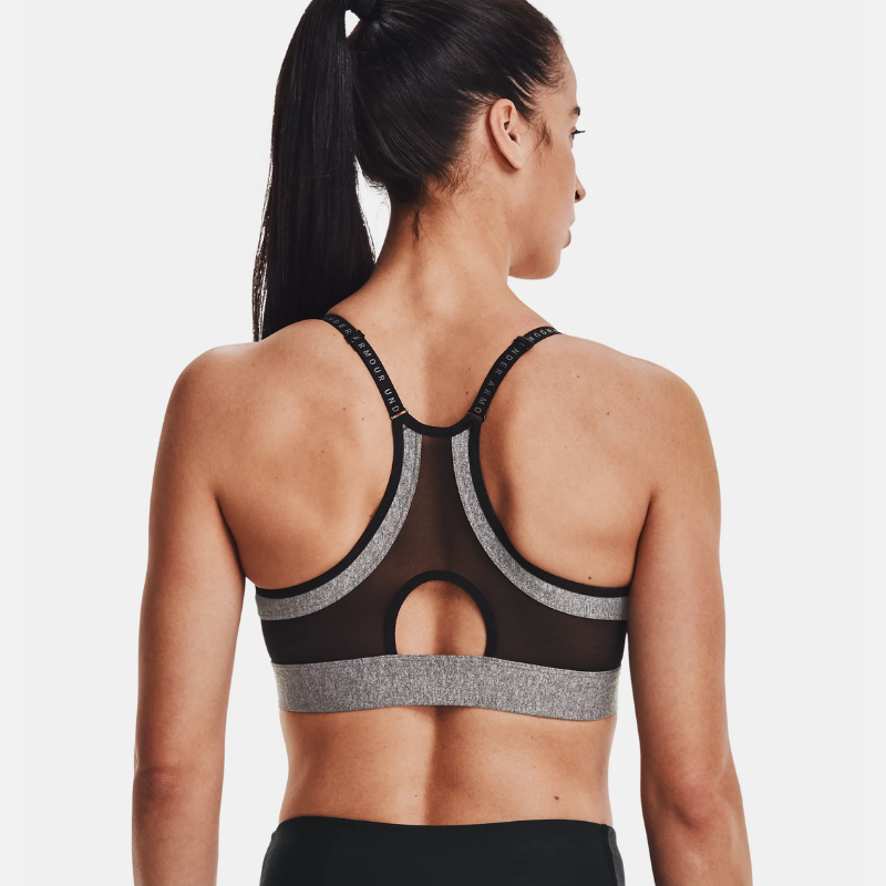 photo d'une femme de dos portant une brassière under armour