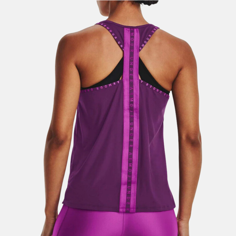 femme portant un under armour knokedout tank