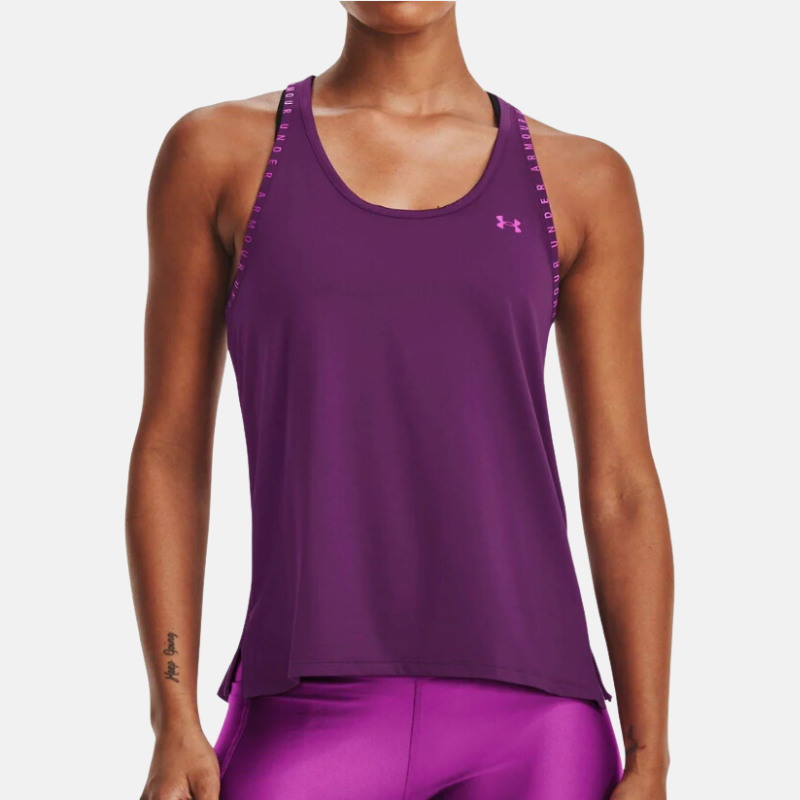 femme portant un débardeur under armour violet