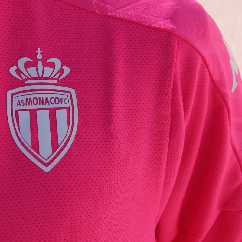 Photo zoom sur le logo kappa du sweat de sport