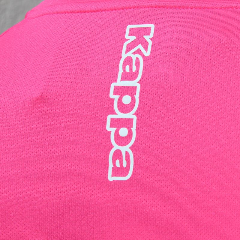 Focus sur le logo kappa du maillot d'entrainement kappa rose 20-21