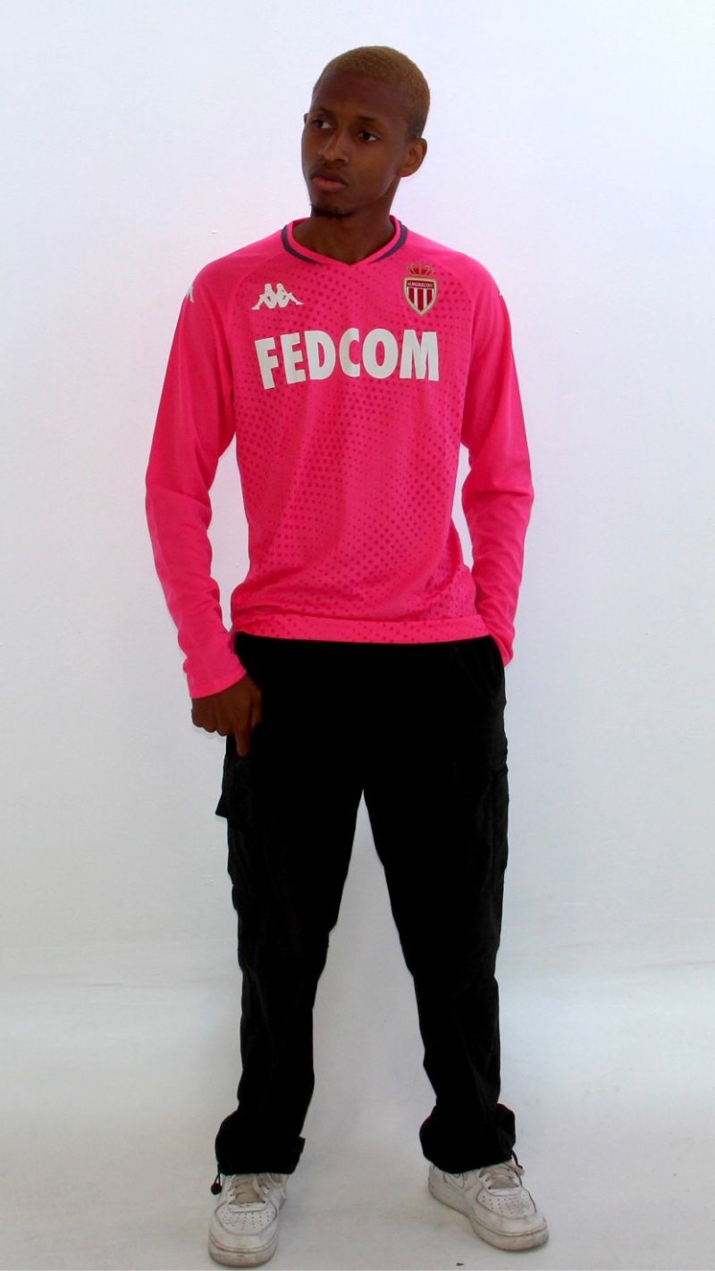 Photo de face du maillot rose manches longues de l'AS Monaco porté de manière streetwear