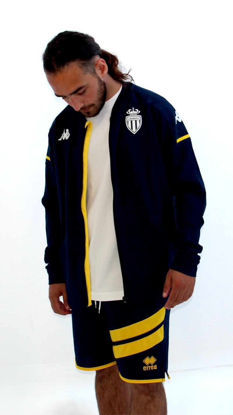 Photo de face de la veste ouverte Kappa AS Monaco bleu marine et jaune pour Homme, portée