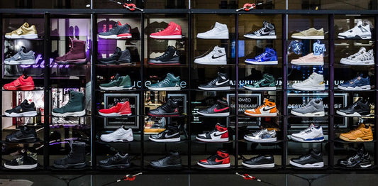 Photo de sneakers emblématiques sur un mur