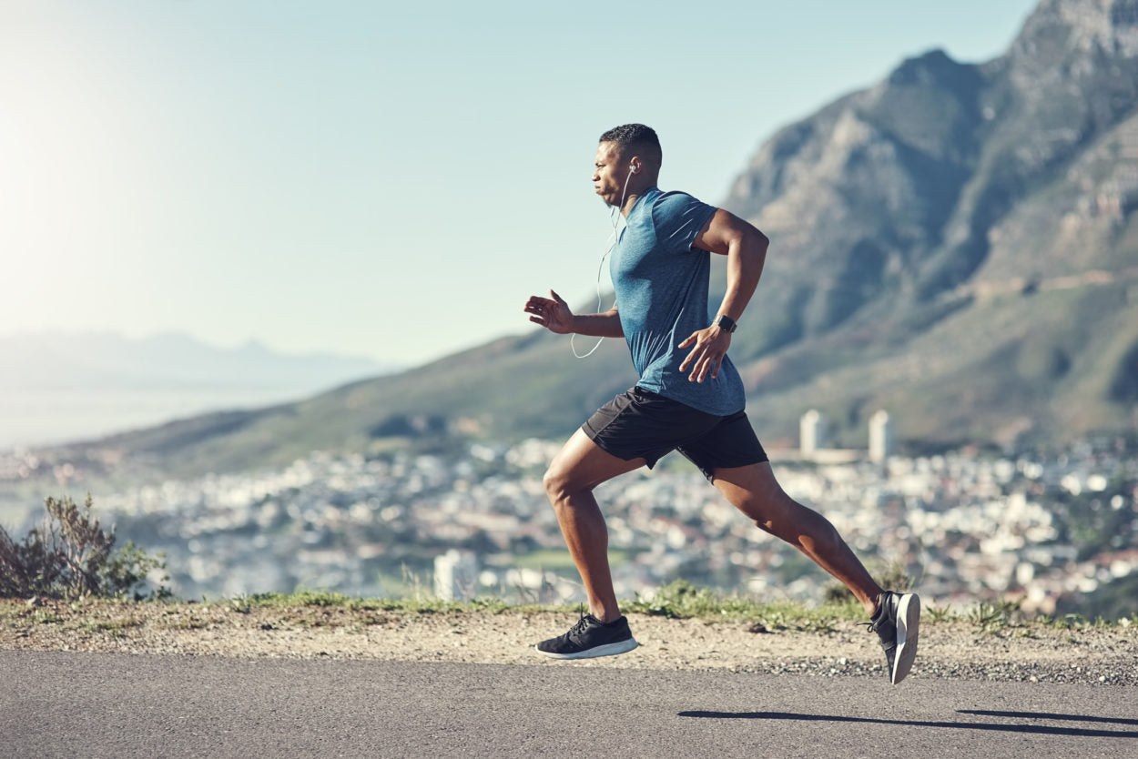 Photo d'un coureur portant des articles de sport pour homme devant une montagne