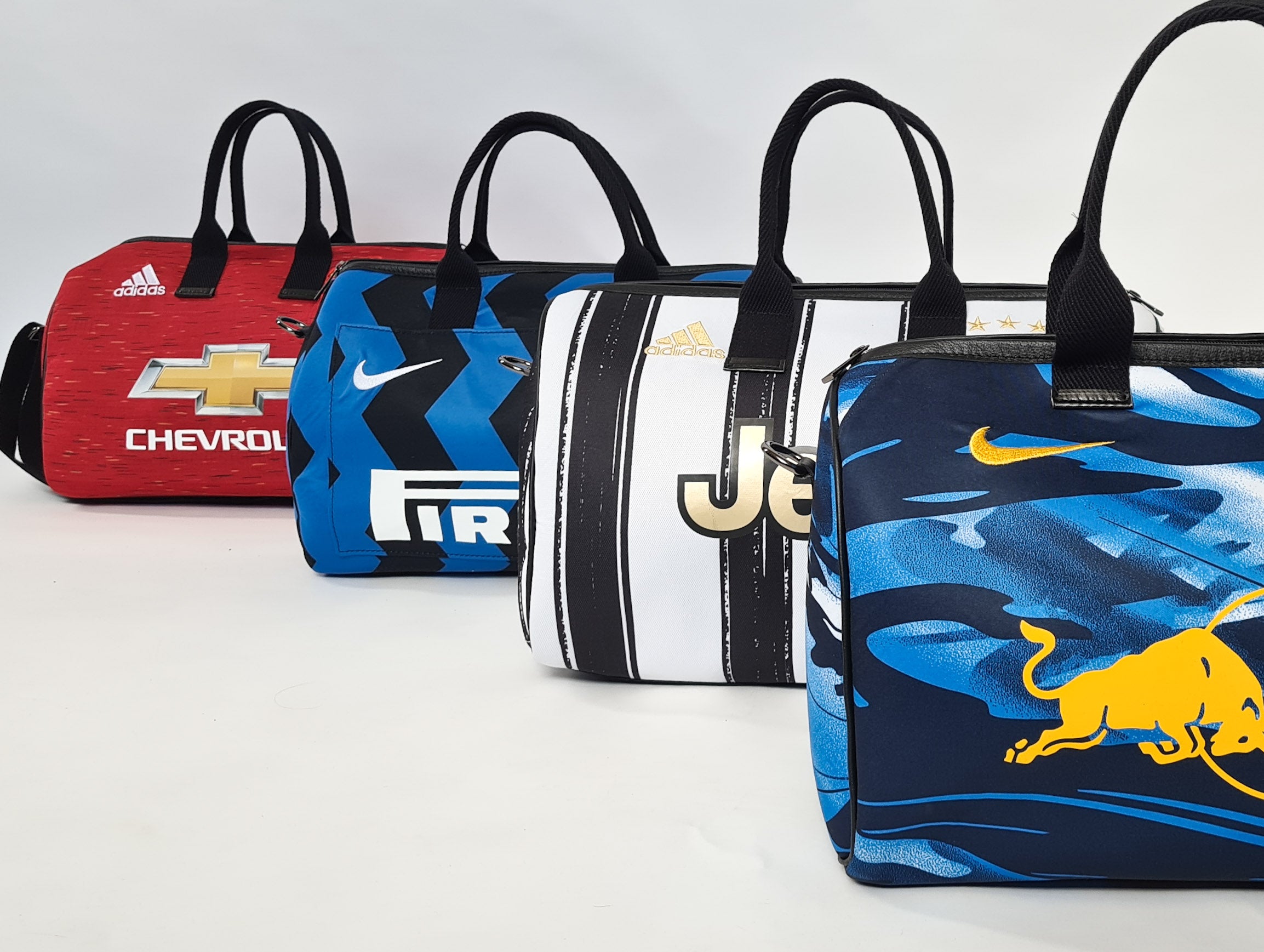 Photo de face de sacs de sport upcyclés confectionnés par un designer