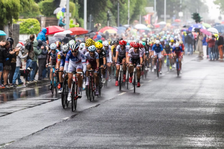 Photo de face d'une étape du Tour de France de cyclisme sous la pluie