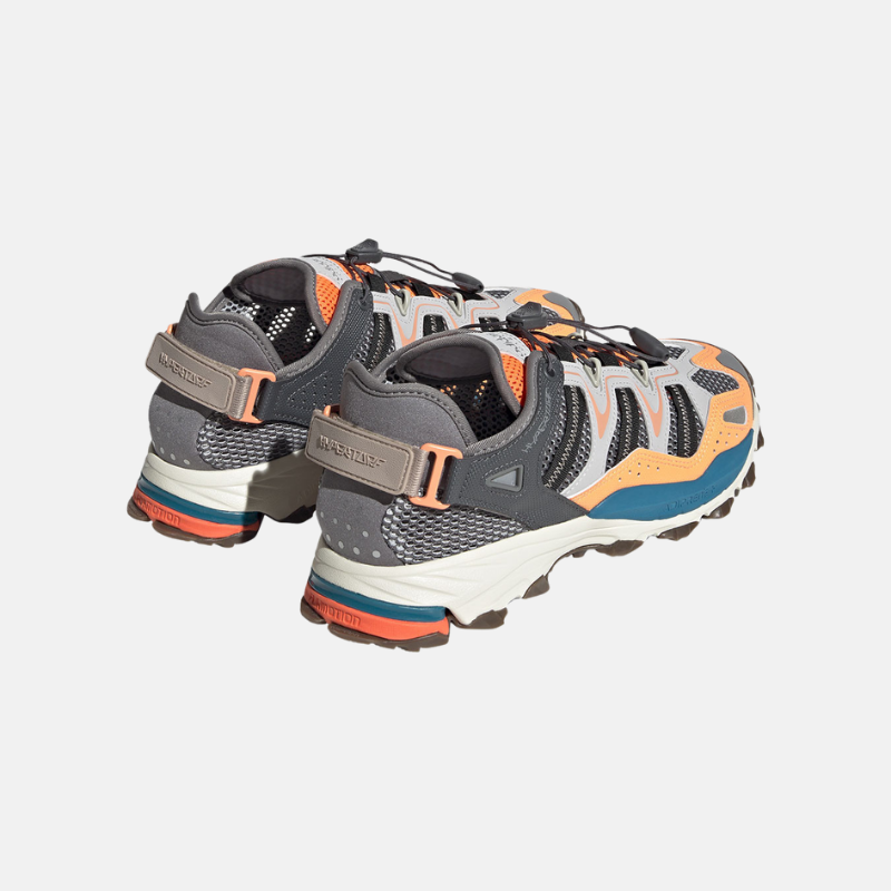 Vue de l'arrière des sneakers adidas hyper turf grises et orange