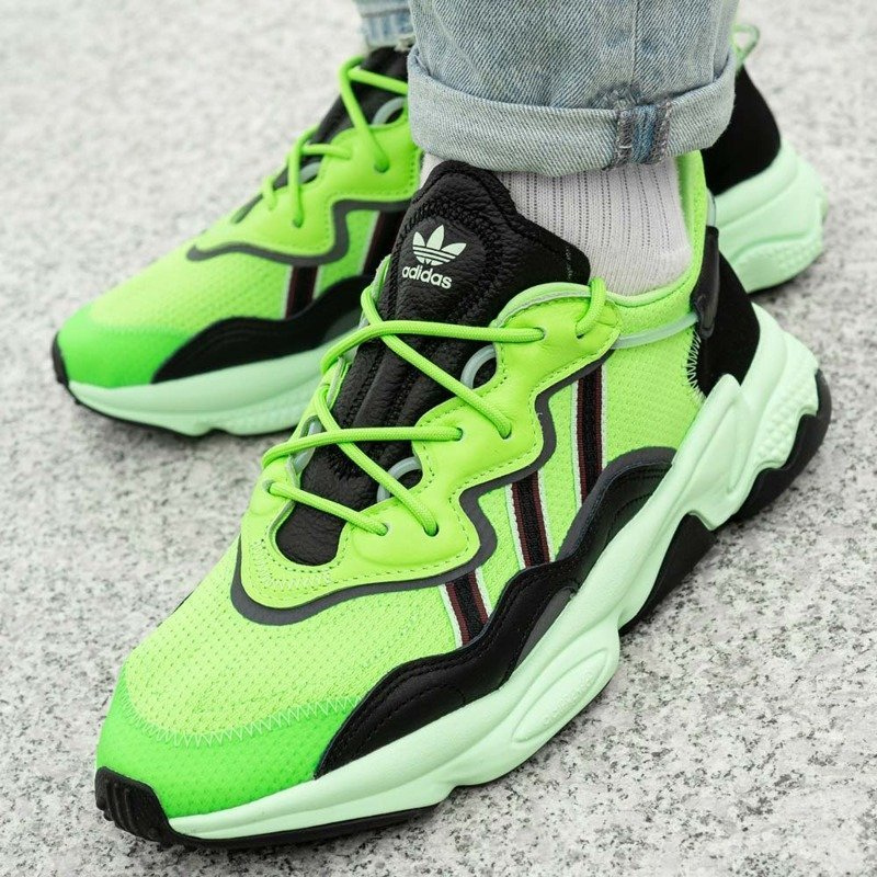 Image portée des sneakers adidas oozweego en vert
