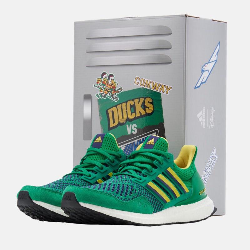 Deux Sneakers Adidas ultraboost duck 1.0 devant un casier