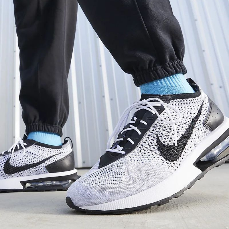 Photo portée des sneakers Nike air max flyknit racer grise