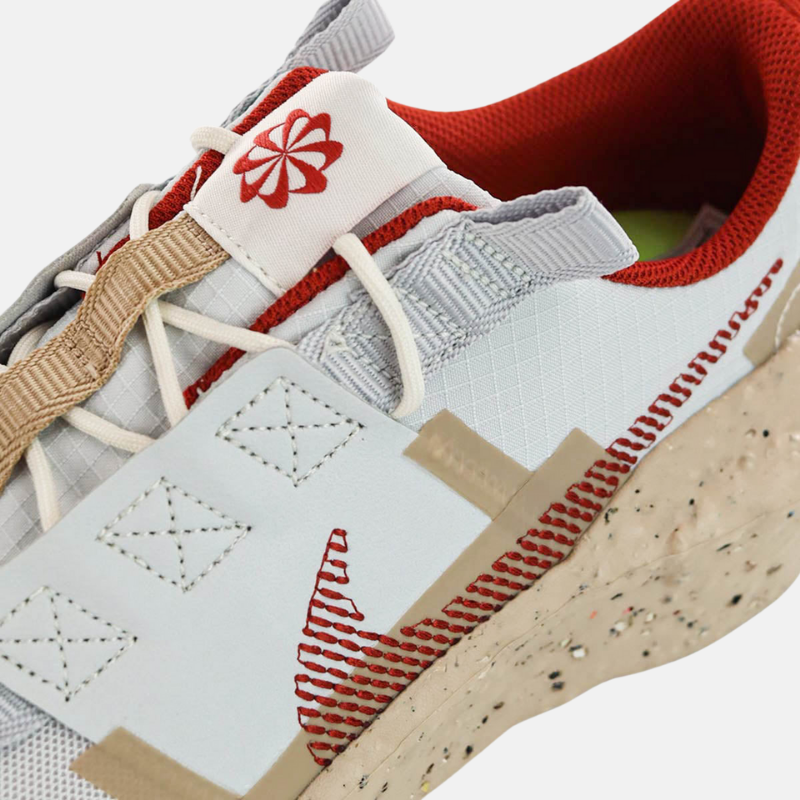 détail des lacets des chaussures Nike impact crater Se blanches