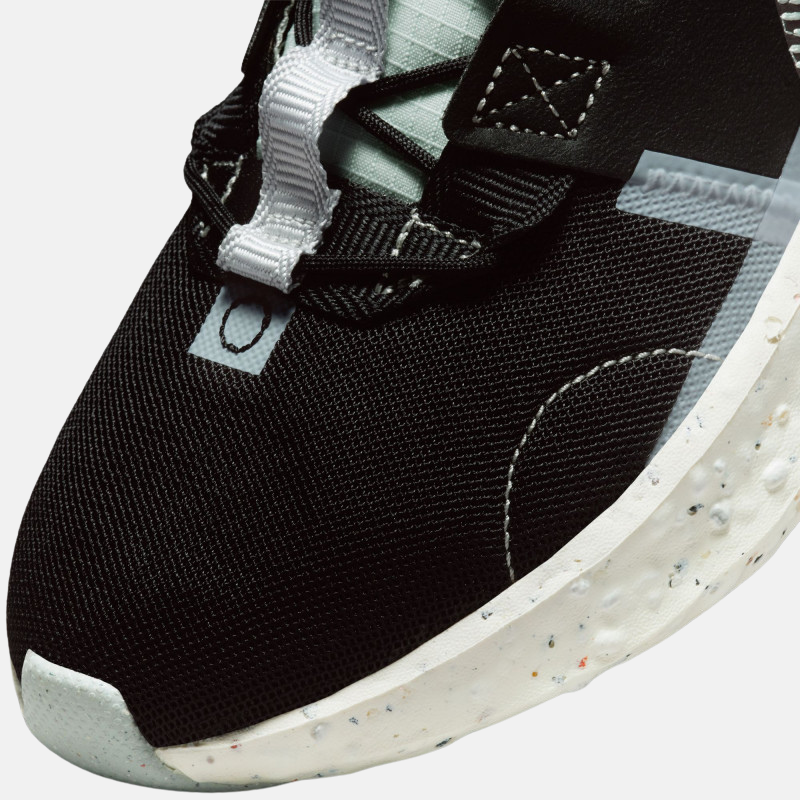 Détail des sneakers Nike crater impact se noires