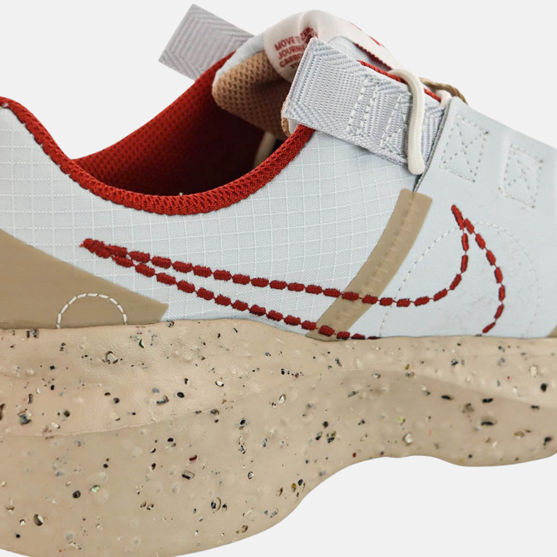 Détail du swoosh de la sneaker Nike crater impact en blanc