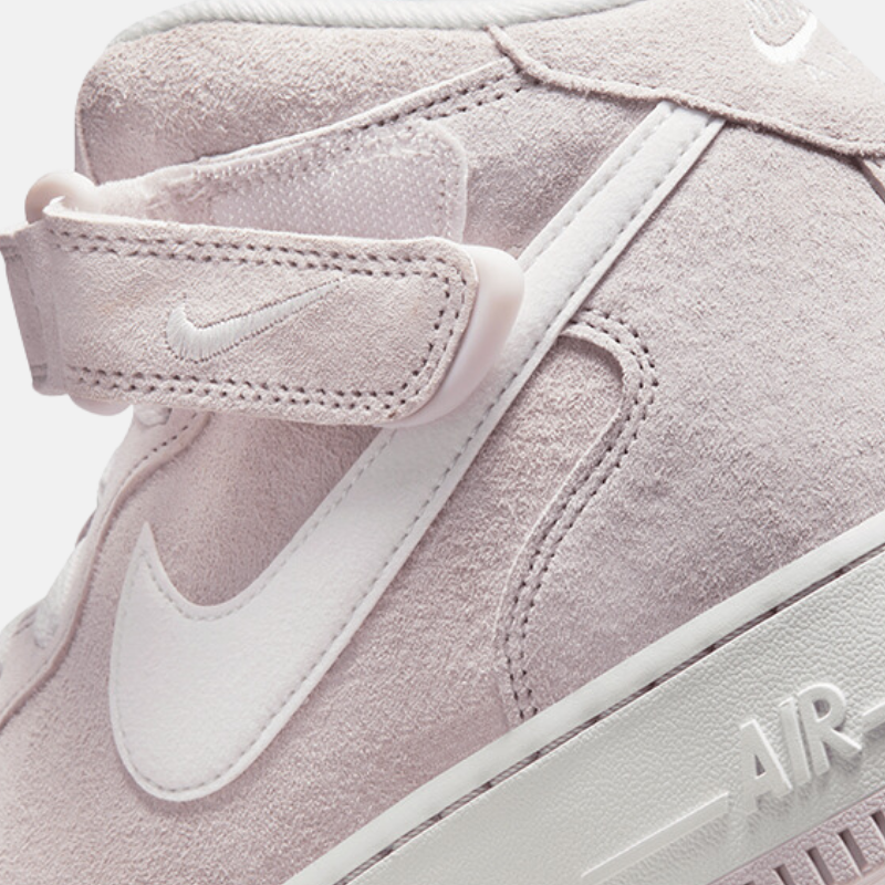 Détails du scratch de la paire de sneakers nike AF1 mid rose