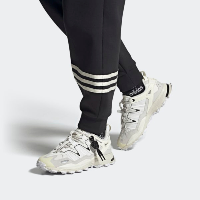 Photo de Sneakers Adidas Hyperturf blanches Pantalon sport Track.setModel