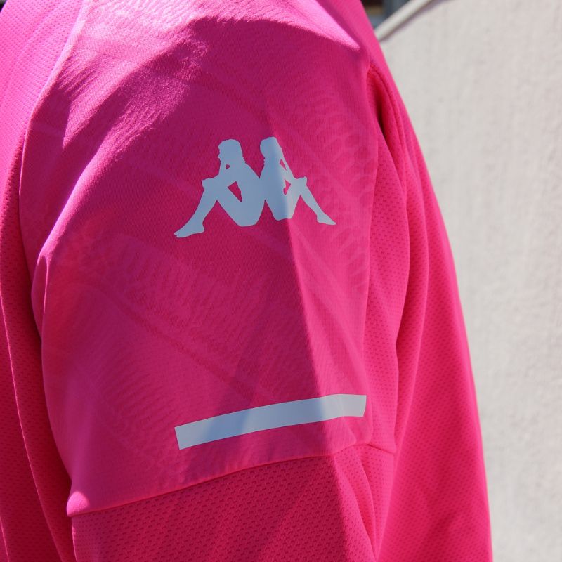 Photo de côté du sweat de foot zippé officiel Kappa de l'AS Monaco boutique, pour homme et de couleur rose