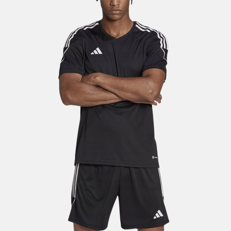 Photo de T-shirt Adidas Tiro 23 Jersey noir athlète vêtement sportif