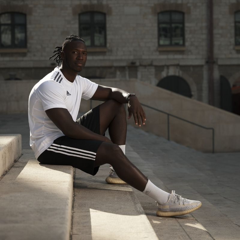 Photo du t-shirt de sport pour Homme Adidas Alternate 21 Blanc porté 