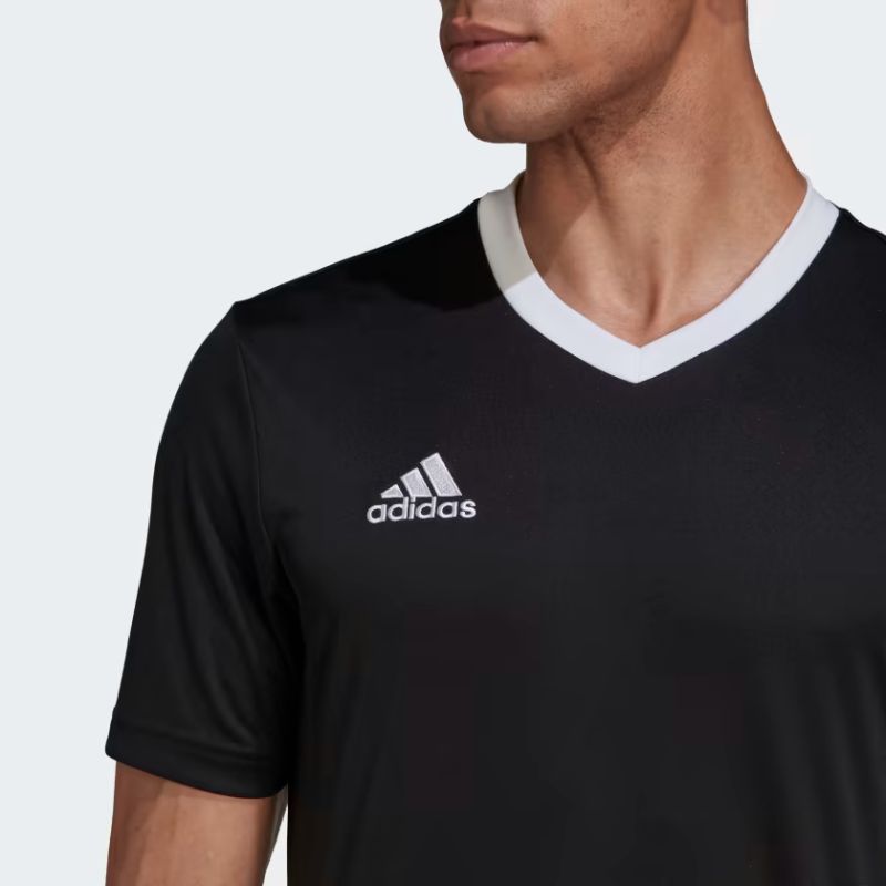 Photo de face et zoomée du maillot Adidas Entrada 22 noir pour Homme porté