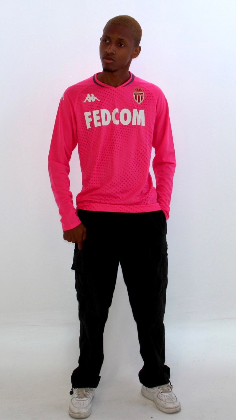 Photo de face du maillot rose manches longues de l'AS Monaco porté de manière streetwear 