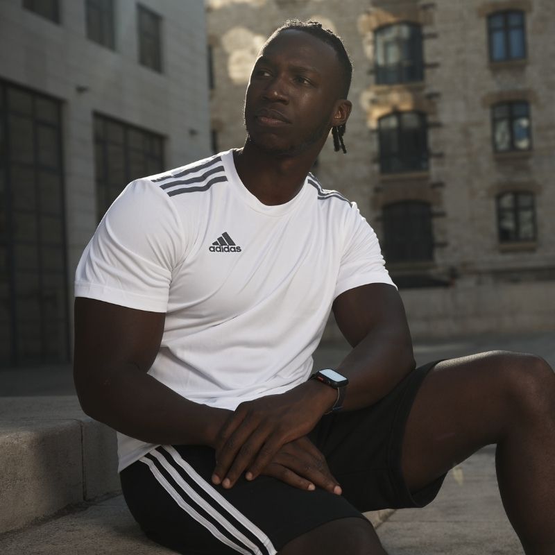 Photo du haut de sport Adidas Alternate 21 Blanc pour Homme porté