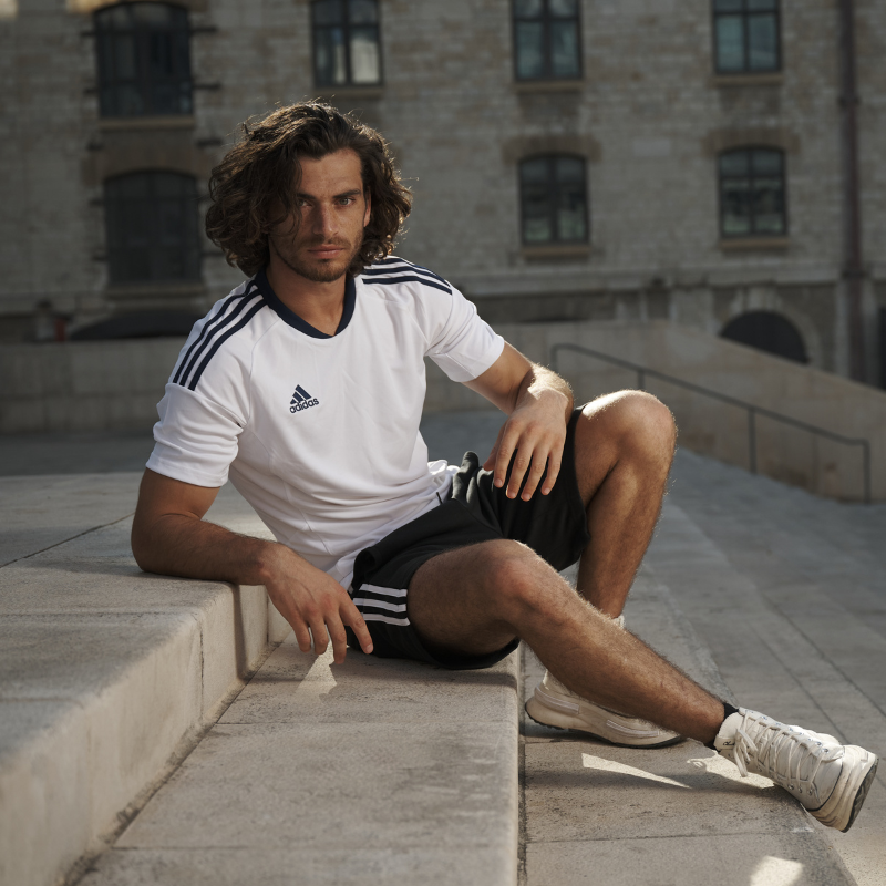 Photo de face du Maillot de sport Adidas Mi Blanc et bleupour Homme, porté