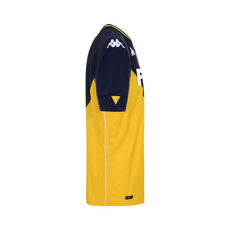 Photo de côté du t-shirt de match extérieur jaune et bleu pour homme Kappa de l'AS Monaco 